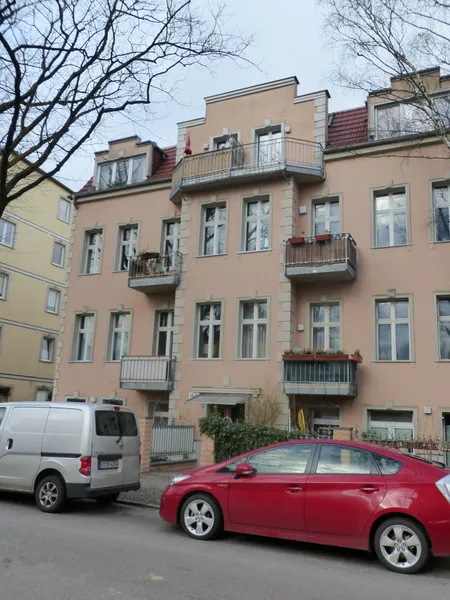 "Lichtdurchflutete 3 Zimmer DG Whg, 90 m²,mit Balkon und Gartenanteil — photo 1